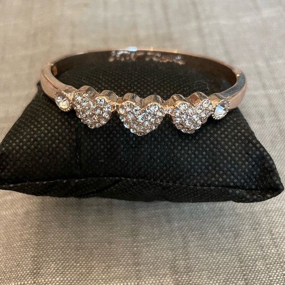 Betsey Johnson bracelet - Picture 2 of 9